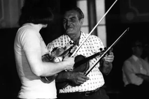 Népművelési Intézet táncház tanfolyama, tábora, Halmos Béla, Kovács Tivadar (Méhkerék prímása), Bársony Mihály a háttérben ül, Székesfehérvár, 1977 (HH_THA_FO_002319_01).JPG