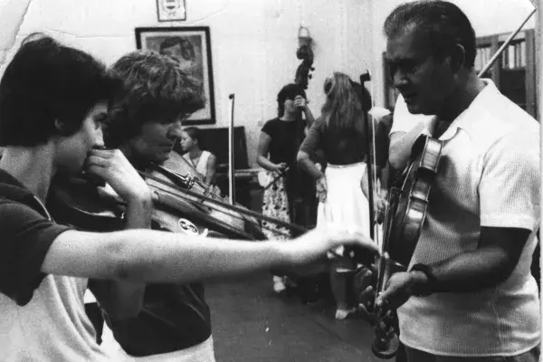 Román táncházzenész tábor, Sturmann Jenőné Kováts Magdolna, Kosahuba Sára, Sánta Ibolya (bőgős), Drágos György eleki prímás, Gyula, 1983 (HH_THA_FO_000481_01).JPG