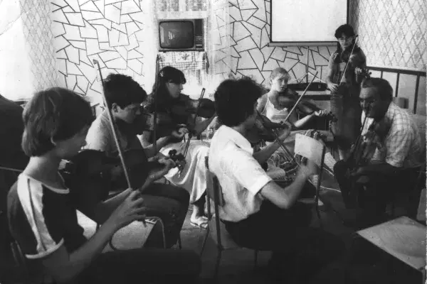 Román táncházzenész tábor. Nagy Béla, Bitó Nándor, Törőcsik Ibolya, Sturmann Jenőné Kováts Magdolna, Kovács Tivadar prímás (Méhkerék), Gyula, 1983 (HH_THA_FO_000482_01).JPG
