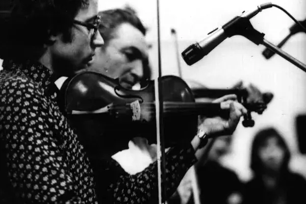 Sebő Ferenc kontrázik Kovács Tivadar méhkeréki prímásnak, Kassák Klub, táncház, Sebő-klub, 1970-es évek (HH_THA_FO_002325_01).JPG