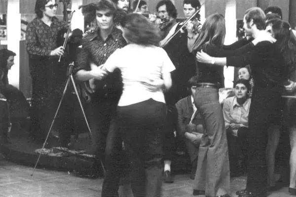Sebő együttes és táncosok hátul balról a harmadik Szijjártó Csaba 'Tökorrú', Virágvölgyi Márta. FMH, 1978 (HH_THA_FO_001717_01).JPG