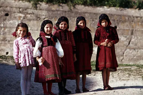 Széki lakodalom Felszegen. Kislányok az utcán, Szék, Románia, 1976 (HH_THA_FO_004697).JPG