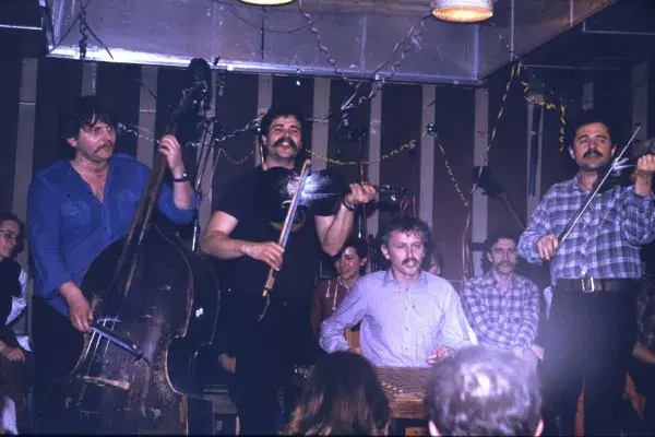Táncház a Molnár utca 9-ben, A Téka együttes játszik. Havasréti Pál bőgő, Lányi György kontra, Nagy Zoltán kiscimbalom, Porteleki László hegedű, Belvárosi Ifjúsági Ház, 1980-as évek (HH_THA_FO_005436_01).JPG