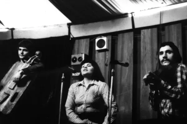 Táncház a Muzsikás együttessel a Fővárosi Művelődési Ház körtermében, Havasréti Pál, Budai Ilona és Sipos Mihály, 1974 (HH_THA_FO_002827_01).JPG