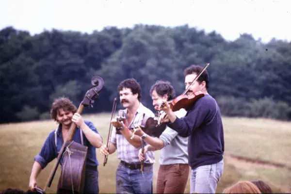 Téka együttes muzsikál. Porteleki László hegedű, Havasréti Pál bőgő, Lányi György kontra, Nagykálló, 1980-as évek (HH_THA_FO_005502_01).JPG