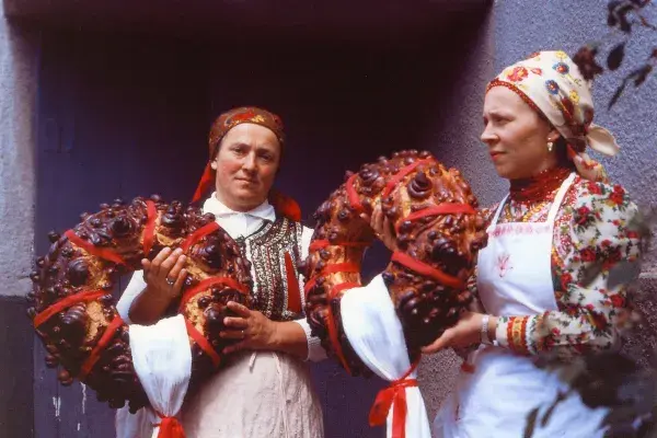 Tötszegi András  'Cucus' és Kelemen Tekla lakodalma, Méra, Kalotaszeg,  1984 (HH_THA_FO_007091_01).JPG