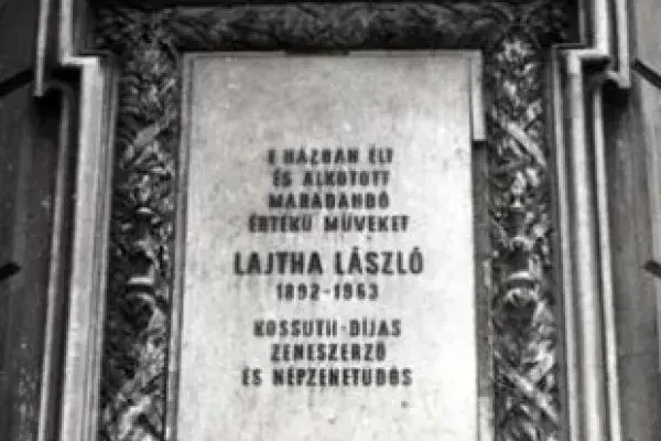 Emléktábla a Váci-utcai ház sarkán, ahol1922-től haláláig lakott