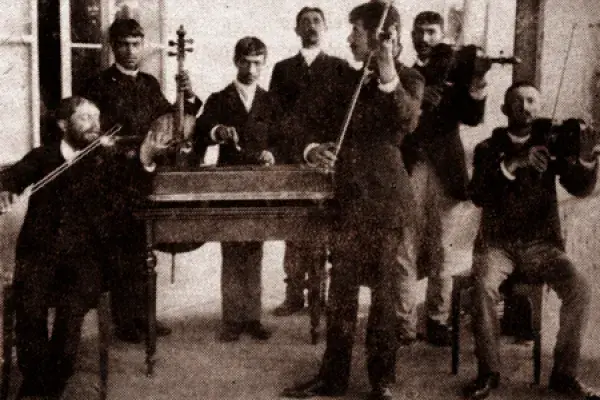 Nagyalmási Ötvös Berci zenekara. Jegenyefürdő, 1890 körül