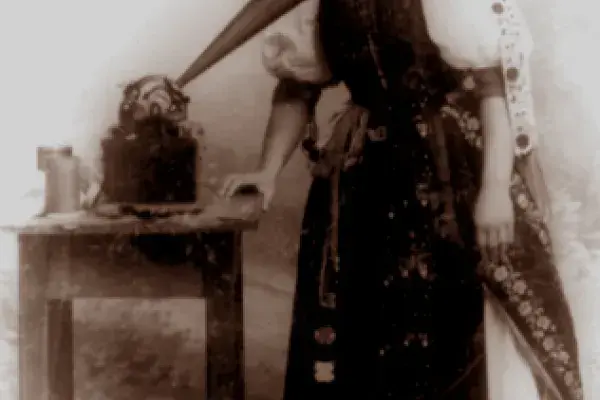 Tamás Kata Vikár Béla mikrofonja előtt. Bánffyhunyad, 1900. Néprajzi Múzeum fotótára