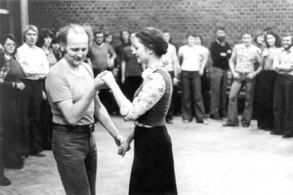 Tímár Sándor és Németh Ildikó táncot tanítanak.