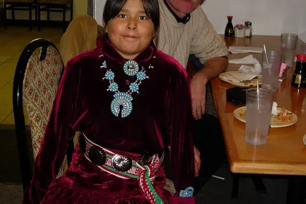 Egy asztalnál egy navaho indiánlánnyal (Háttérben Mihályi Gábor)
