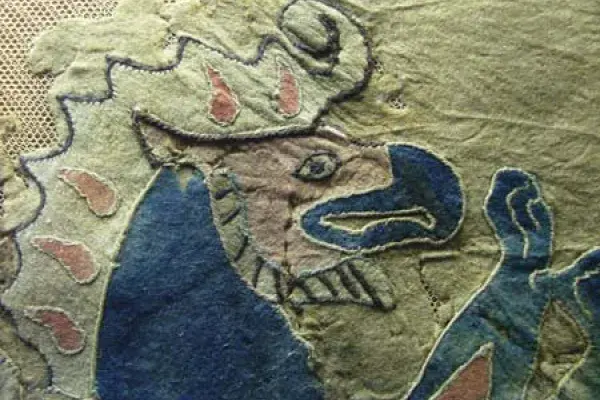 11.&nbsp; kép: Rátét, zsinórozás és bőr együttes alkalmazása szkíta nemeztakarón, ie. 5 század, Ermitázs
