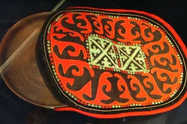 20. kép: Szabott-varrt kazak táltartó, Néprajzi Múzeum, Szentpétervár