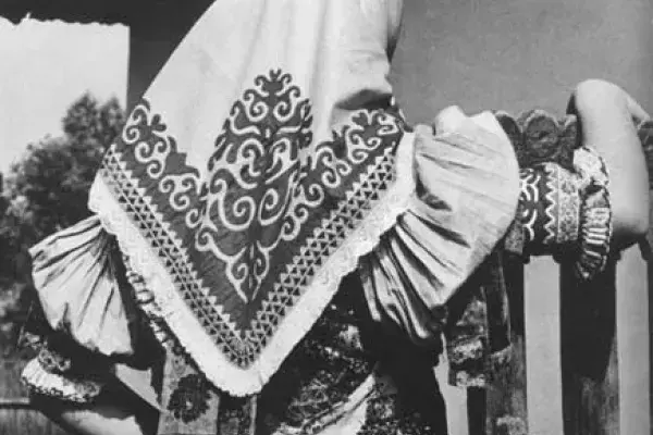 37. kép: Leány textilrátétes fejkendőben, Martos, Kútvölgyi Mihály nyomán