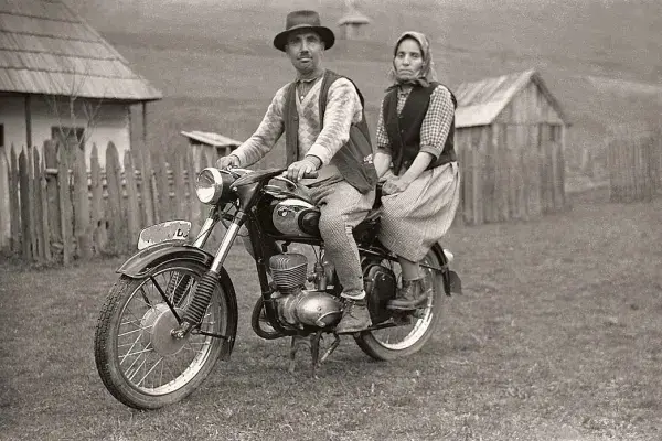 Motorkerékpáron ülő férfi és nő GyimesbenKikiáltási ár: 5 000 Ft