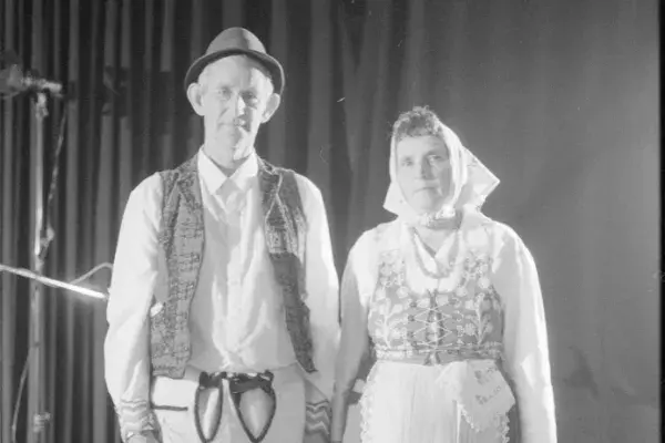 Nyárádselyei pár (Forrai József és felesége) a Fonóban (1998)