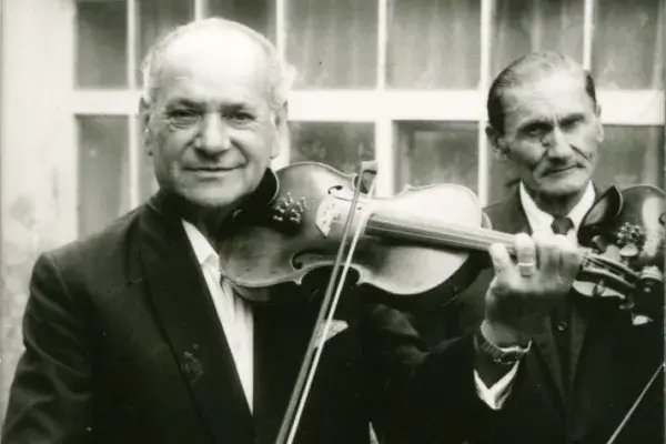 Farkas Rudolf „Dankó" kürti prímás és Balogh Kálmán „Súger" tercprímás a MTV felvidéki forgatásán (1994)