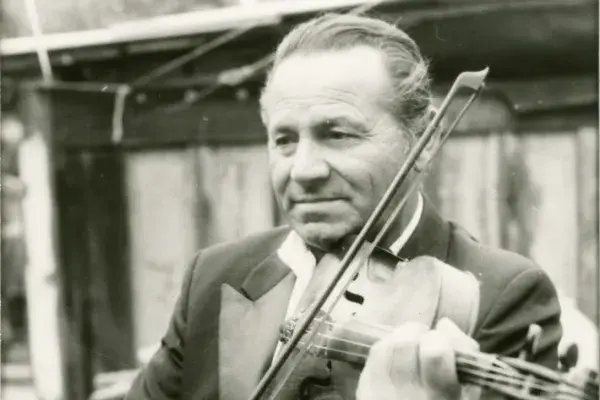 Csillag Ferenc kürti brácsás az MTV felvidéki forgatásán (1993)