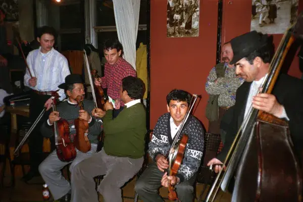 Filmforgatás a szászcsávási zenészekkel a Molnár utcai táncházban (1997)