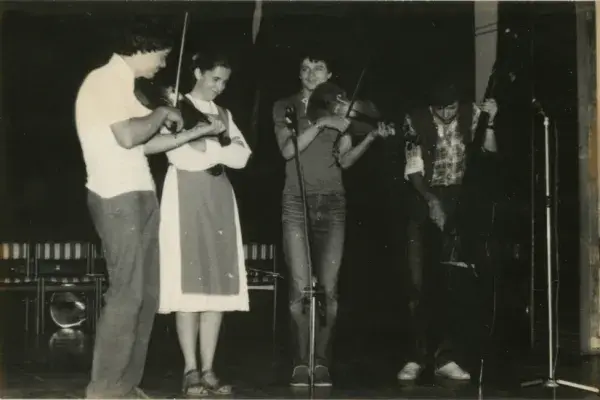 Hajdúszoboszlói tábor: Kálmán Péter „Cucás" és zenekara, Vasvári Annamária énekel (Csobolyó Együttes) (1983)