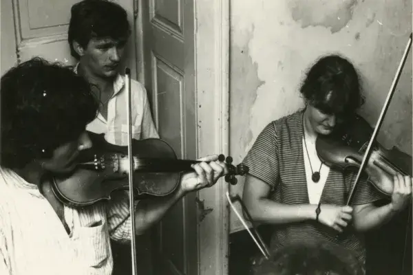 Jászberényi tábor. A hegedűszólam gyakorol: Sipos Mihály, Téglás Ferenc, Balog Edina (1984)