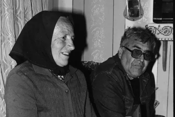 Az éneket hallgatva. (Maneszes "Láli" Józsefné Tóth Mária; Kallós Zoltán, Magyarszovát 1989.)