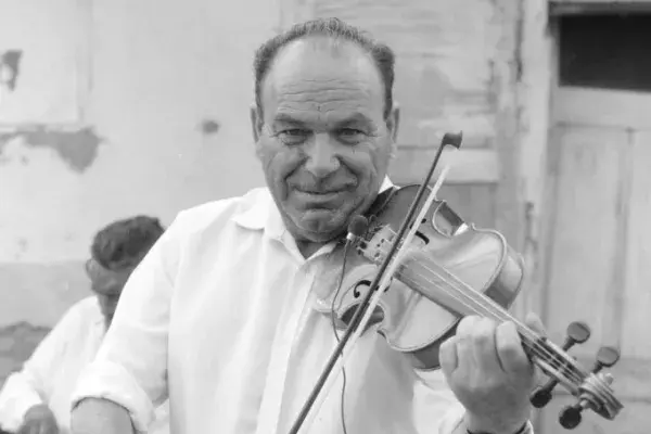 Oláh "Nyaka" Árpád prímás muzsikál Bodrogmező 1993.