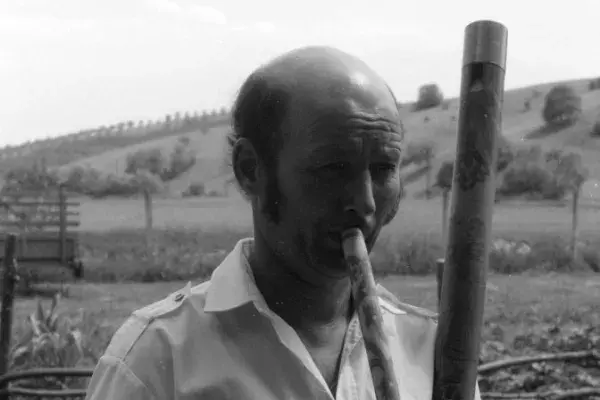 Slovák Viliám furulyán játszik Felsőrás 1993.