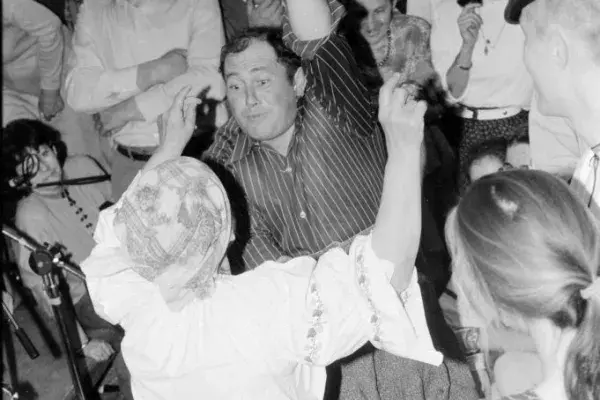 Tánc a zenekar előtt (gyimesi táncosok, táncházasok, Pulika "Halmágyi" Mihályné) Budapest 1990.