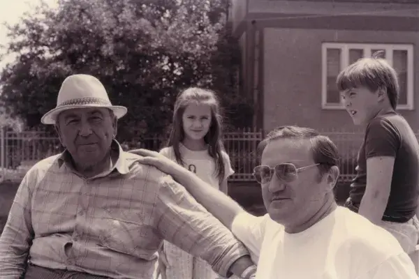 Pál Lajos gyermekeivel (Pál István "Szalonna", Pál Eszter) és ismerőseivel. Nagypalád 1992.