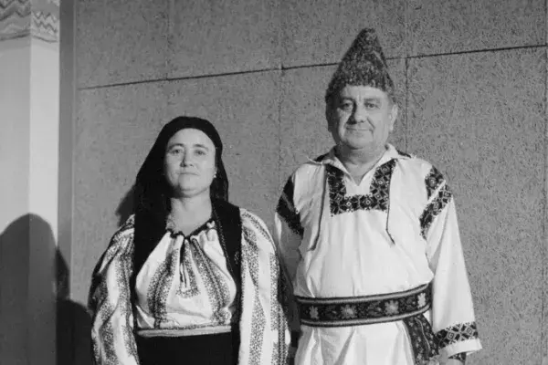 Nagysármási  táncosok a Fonó Budai Zeneházban: Huduşan Ana, Huduşan Florea, Fonó Budai Zeneház 1998.