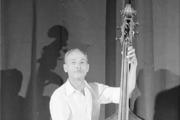 Hajdár Lajos bőgős a Fonó Budai Zeneházban 1998.