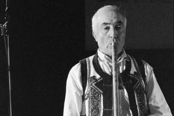 Găina Alexandru gyergyódomokosi kavalos játszik Fonó Budai Zeneházban 1998.