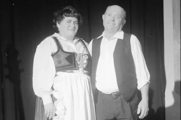 Balázstelki táncosok: Veres Andrásné, Fogarasi Katalin, Fogarasi István táncolnak a Fonóban 1998.