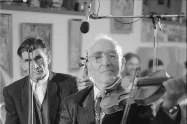 Görgényoroszfalusi zenészek a Fonóban Rîmba Adalbert, Lucaciu Adalbert "Pilu" muzsikálnak Fonó Budai Zeneház 1997.