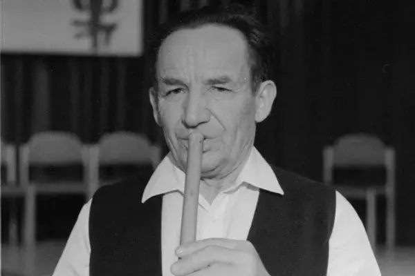 Kedves Dénes csíkjenőfalvi gardonos, furulyás Fonó Budai Zeneház, 1998.