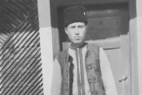26.) Férfi viseletben. Gyimes, 1960-as évek