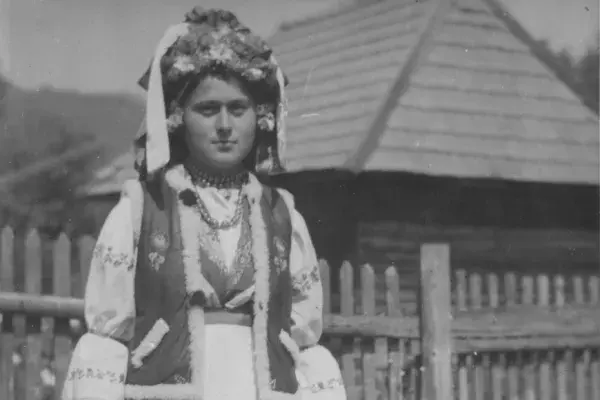 34.) Menyasszony teljes viseletben, koszorúpártával. Gyimes, 1960-as évek