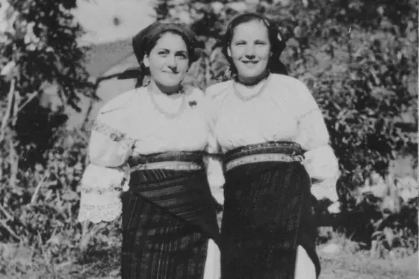 52.) Lányok viseletben. Gyimes, 1960-as évek