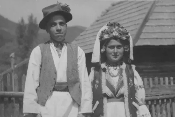 36.) Fiatal pár esküvői viseletben. Gyimes, 1960-as évek