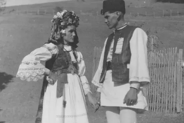 41.) Tankó Erzsébet és Tankó Péter esküvői viseletben. Gyimesfelsőlok, 1961. október