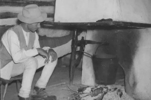 61.) Ételmelegítés kürtős tűzhelyen. Gyimes, 1960-as évek