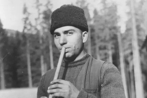 64.) Tímár Viktor gyimesi furulyás. Gyimes, 1960-as évek