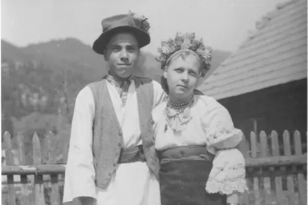 37.) Pár ünnepi viseletben. Gyimes, 1960-as évek