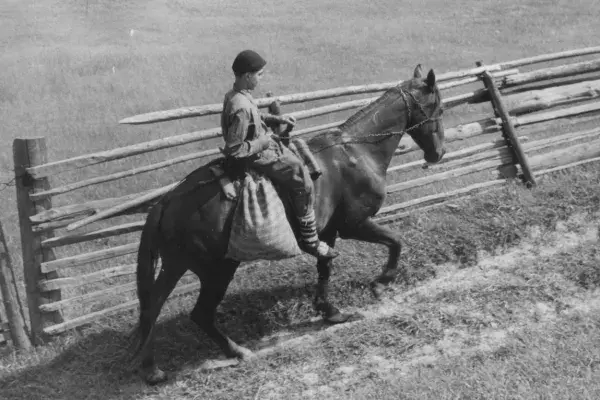 69.) Legény lovon, tarisznyával. Gyimes, 1960-as évek