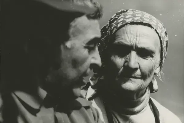 81.) Kallós Zoltán a Balladák filmje forgatásán Bodor Molnárnéval. Gyimesfelsőlok, 1983. május 22.