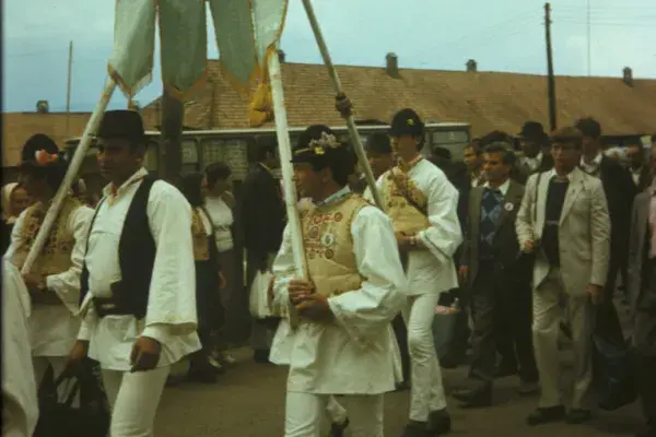 89.) Zászlóhordó gyimesi férfiak Csíksomlyói búcsúba menet. 1970-80-as évek