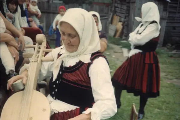 3.) Kallós Zoltán a Balladák filmje forgatásán, öregek tánca. Csíkszentdomokos, 1983. július 24.