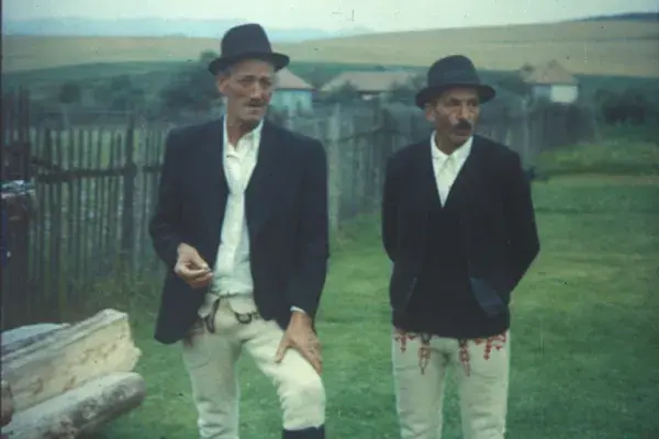 6.) Kallós Zoltán a Balladák filmje forgatásán, öregek tánca. Csíkszentdomokos, 1983. július 24.