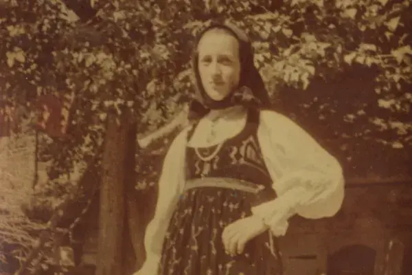 21.) Nő viseletben. Mezőkeszü, 1960-as évek